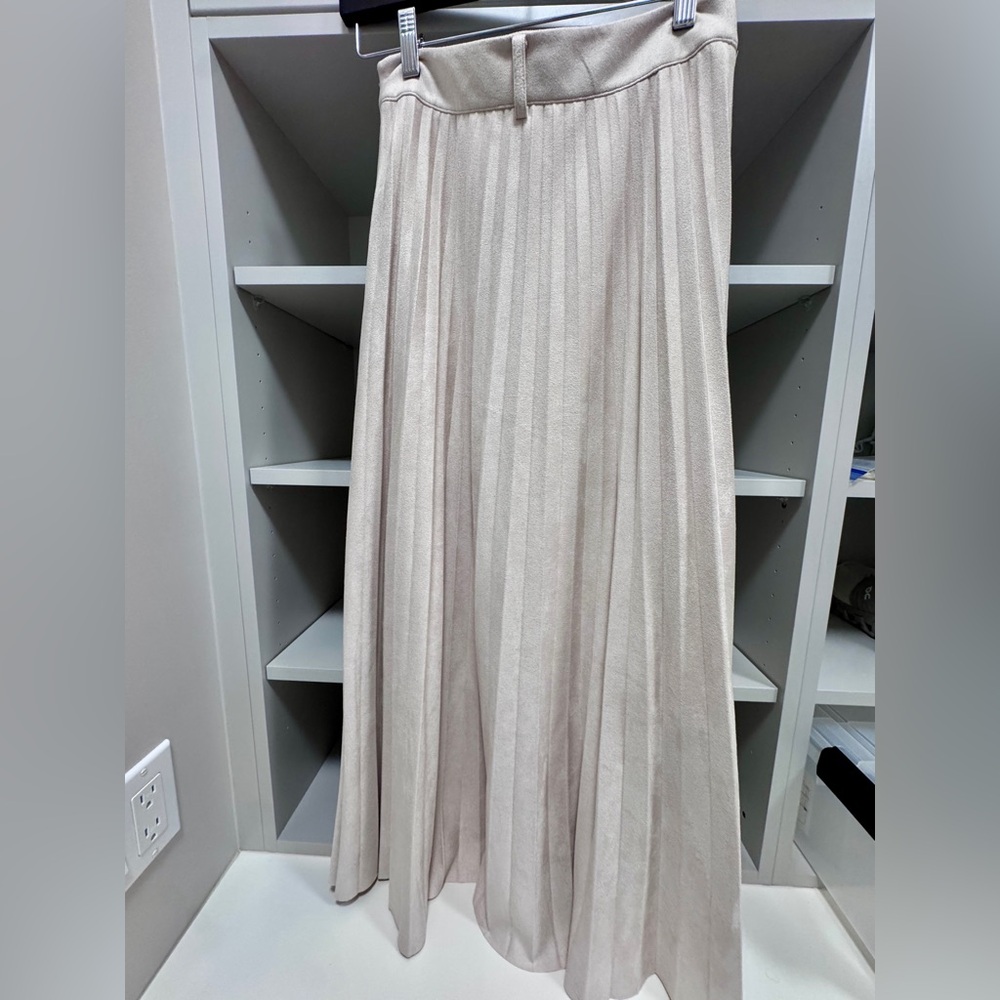 Zara XS - Elegant Cream Pleated Maxi Skirt
